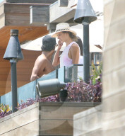 PEOPLE -  Malibu: Alessandra Ambrosio beobachtet ihre Kinder am Beach