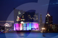 NEWS - Die Elbphilharmonie leuchtet in Regenbogenfarben anlässlich des Christopher Street Day