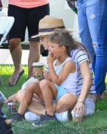 PEOPLE - Selma Blair mit Arthur und Ron Carlson am Farmers Market