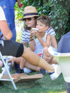 PEOPLE - Selma Blair mit Arthur und Ron Carlson am Farmers Market