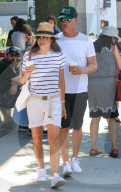 PEOPLE - Selma Blair mit Arthur und Ron Carlson am Farmers Market