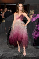 PEOPLE - Kate Beckinsale umhüllt in Tüll an der Filmpremiere von "The Only Living Boy in New York"