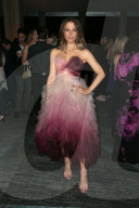 PEOPLE - Kate Beckinsale umhüllt in Tüll an der Filmpremiere von "The Only Living Boy in New York"