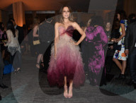 PEOPLE - Kate Beckinsale umhüllt in Tüll an der Filmpremiere von "The Only Living Boy in New York"