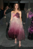 PEOPLE - Kate Beckinsale umhüllt in Tüll an der Filmpremiere von "The Only Living Boy in New York"