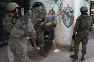 REPORTAGE - Brasilien: Militär sucht in den Slums von Rio de Janeiro nach  Drogen