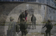 REPORTAGE - Brasilien: Militär sucht in den Slums von Rio de Janeiro nach  Drogen