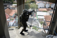 REPORTAGE - Brasilien: Militär sucht in den Slums von Rio de Janeiro nach  Drogen