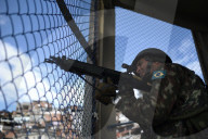 REPORTAGE - Brasilien: Militär sucht in den Slums von Rio de Janeiro nach  Drogen