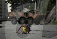 REPORTAGE - Brasilien: Militär sucht in den Slums von Rio de Janeiro nach  Drogen