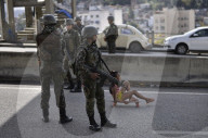 REPORTAGE - Brasilien: Militär sucht in den Slums von Rio de Janeiro nach  Drogen