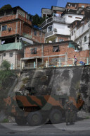 REPORTAGE - Brasilien: Militär sucht in den Slums von Rio de Janeiro nach  Drogen