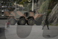 REPORTAGE - Brasilien: Militär sucht in den Slums von Rio de Janeiro nach  Drogen