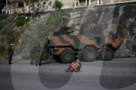 REPORTAGE - Brasilien: Militär sucht in den Slums von Rio de Janeiro nach  Drogen