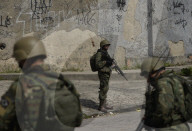 REPORTAGE - Brasilien: Militär sucht in den Slums von Rio de Janeiro nach  Drogen