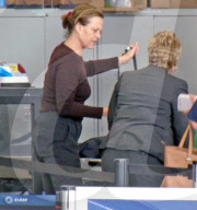 PEOPLE - Fast nicht erkennbar: Ungeschminkte Sigourney Weaver am Flughafen von LA