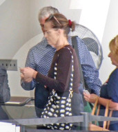 PEOPLE - Fast nicht erkennbar: Ungeschminkte Sigourney Weaver am Flughafen von LA