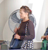 PEOPLE - Fast nicht erkennbar: Ungeschminkte Sigourney Weaver am Flughafen von LA