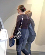 PEOPLE - Fast nicht erkennbar: Ungeschminkte Sigourney Weaver am Flughafen von LA