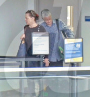 PEOPLE - Fast nicht erkennbar: Ungeschminkte Sigourney Weaver am Flughafen von LA