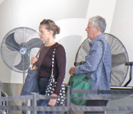 PEOPLE - Fast nicht erkennbar: Ungeschminkte Sigourney Weaver am Flughafen von LA