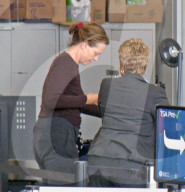 PEOPLE - Fast nicht erkennbar: Ungeschminkte Sigourney Weaver am Flughafen von LA