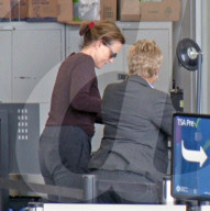 PEOPLE - Fast nicht erkennbar: Ungeschminkte Sigourney Weaver am Flughafen von LA