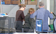 PEOPLE - Fast nicht erkennbar: Ungeschminkte Sigourney Weaver am Flughafen von LA