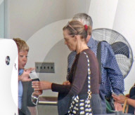 PEOPLE - Fast nicht erkennbar: Ungeschminkte Sigourney Weaver am Flughafen von LA
