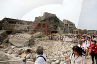 FEATURE - Die verfallene "Kriesgsschiff-Insel" Hashima bei Nagasaki ist eine Touristenattraktionl