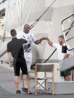 PEOPLE - Magic Johnson geht shoppen in den Ferien in St. Tropez