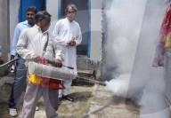 NEWS - Indien: Chemikalien Sprayaktion gegen Moskitos in Kalkutta