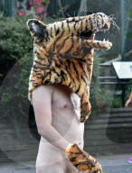 FEATURE - 'Streak for Tigers': Nackte Tiger für den London Zoo