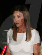 PEOPLE - Caitlyn Jenner elegant ganz in weiss unterwegs