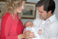 PEOPLE - Stolze Eltern: Francois und Theresa von Orleans stellen Prinz Philippe vor