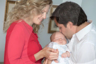 PEOPLE - Stolze Eltern: Francois und Theresa von Orleans stellen Prinz Philippe vor
