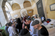 NEWS - Rom: Familien campieren nach Zwangsräumung in einer Kirche