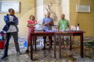 NEWS - Rom: Familien campieren nach Zwangsräumung in einer Kirche