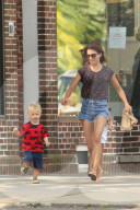 PEOPLE - Hilaria Baldwin hat ihre Rasselbande im Griff
