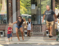 PEOPLE - Hilaria Baldwin hat ihre Rasselbande im Griff