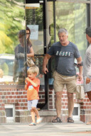 PEOPLE - Hilaria Baldwin hat ihre Rasselbande im Griff