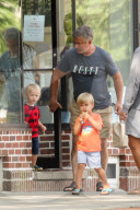 PEOPLE - Hilaria Baldwin hat ihre Rasselbande im Griff