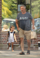 PEOPLE - Hilaria Baldwin hat ihre Rasselbande im Griff