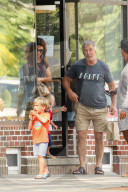 PEOPLE - Hilaria Baldwin hat ihre Rasselbande im Griff