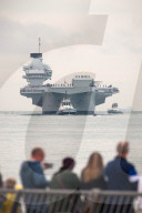 NEWS - Die HMS Queen Elizabeth auf dem Weg nach Portsmouth 