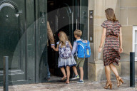 PEOPLE - 1. Schultag: Prinz Vincent wird von Mutter Mary getröstet