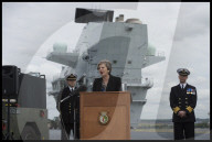 NEWS - England: Theresa May besucht die Marines in Portsmouth