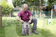 FEATURE - Münster: Tierpfleger zieht Känguru-Baby mit der Flasche auf