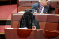 NEWS - Canberra: Pauline Hanson sitzt aus Protest mit Burka im Parlament