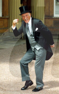 PEOPLE - Schauspieler Bruce Forsyth im Alter von 89 gestorben